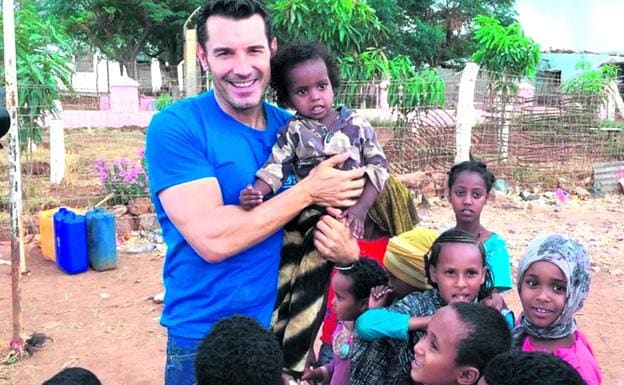 Jesús Vázquez, rodeado de niños en el campamento etíope. «Muchos nacen y mueren allí», lamenta. 