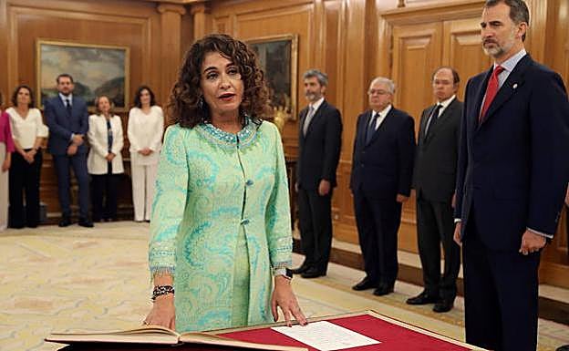 La nueva ministra de Hacienda, María Jesús Montero tras tomar posesión ante el Rey.