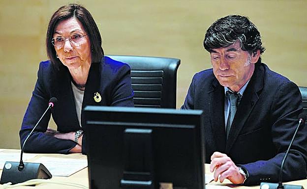 María Jesús Múgica y Andoni Arcelay, en la ruedad de prensa de ayer. 