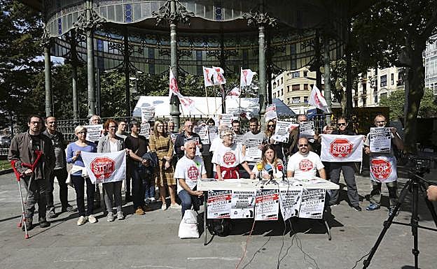 Imagen principal - Stop Desahucios denuncia el drama de una donostiarra con cuatro hijos a punto de quedarse en la calle al vencerle el alquiler de su vivienda y sin alternativas