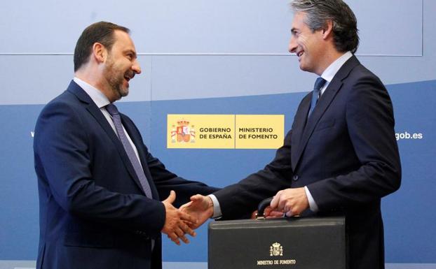 El ministro de Fomento, José Luis Ábalos, recibe la cartera del ministerio de Fomento de manos de su antecesor en el cargo, Íñigo de la Serna.