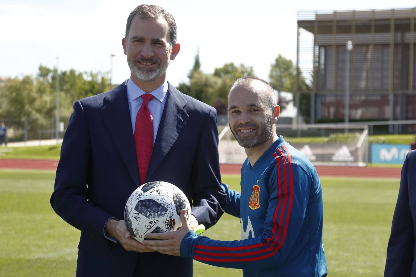 El monarca ha visitado a los jugadores del combinado nacional y a toda la delegación española en la Ciudad del Fútbol de Las Rozas