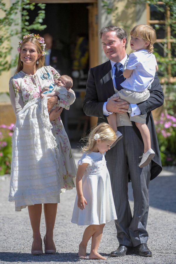 La capilla del Palacio de Drottningholm, a las afueras de Estocolmo ha acogido este viernes el bautizo de la princesa Adrienne, tercera hija de la princesa Madeleine y de su marido Christopher O'Neill.