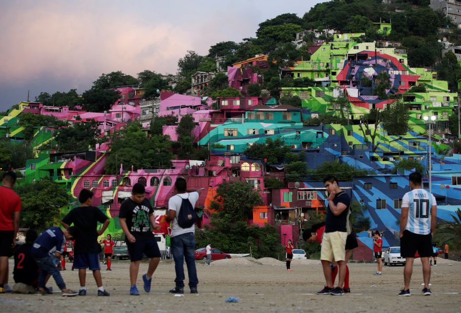 La zona de Cerro de la Campana en Monterrey (México) se ha convertido en un gigantesco mural. Las casas han sido pintadas de llamativos colores con la finalidad de promover la unión en una de las zonas más conflictivas del país. 