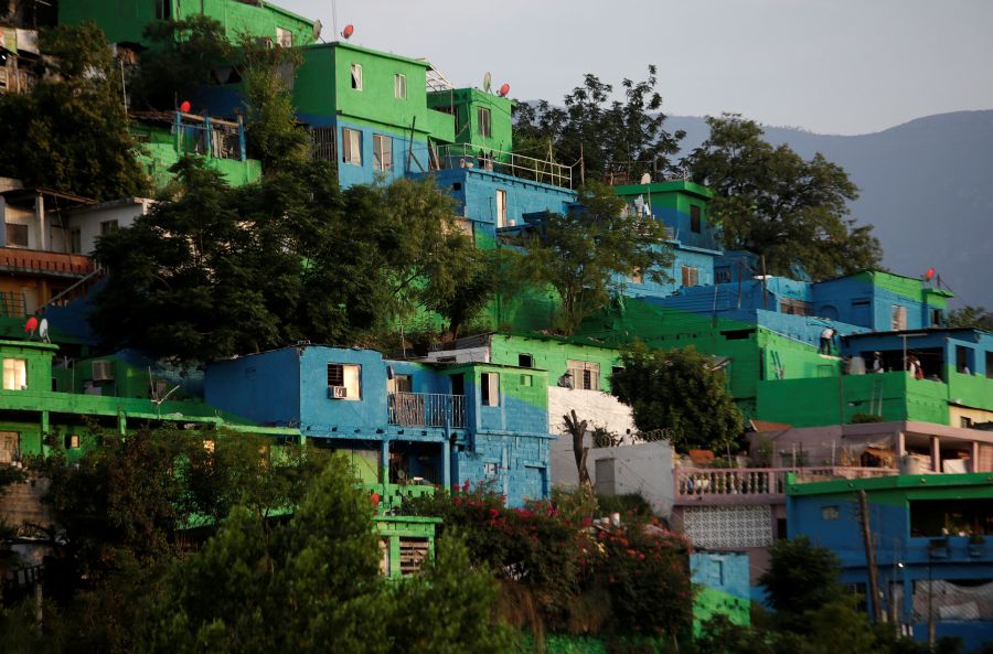 La zona de Cerro de la Campana en Monterrey (México) se ha convertido en un gigantesco mural. Las casas han sido pintadas de llamativos colores con la finalidad de promover la unión en una de las zonas más conflictivas del país. 