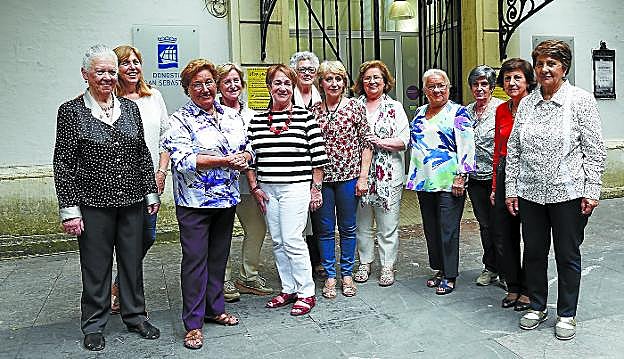 La profesora Soledad Arce, tercera por la izquierda, con sus alumnas, ante el antiguo mercado, sede del taller de costura. 