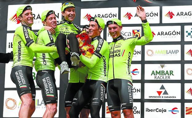 Los corredores del Murias celebran el triunfo de Mikel Bizkarra en Cerler, en la Vuelta a Aragón. 