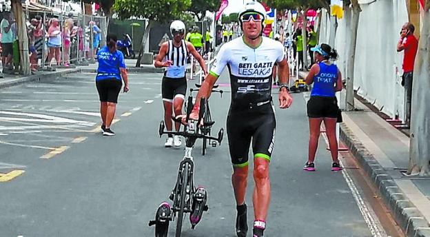 Igarzabal iniciando la transición de bici. 