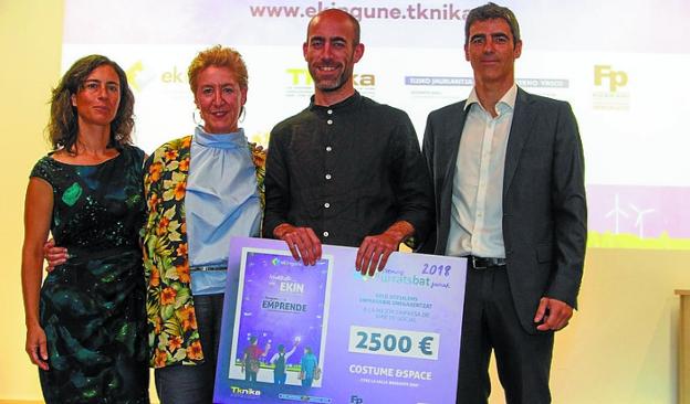 Xabier Mujika, con el premio de 2.500 euros del programa Urratsbat.