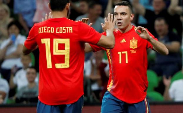 Aspas celebra su gol con Diego Costa.