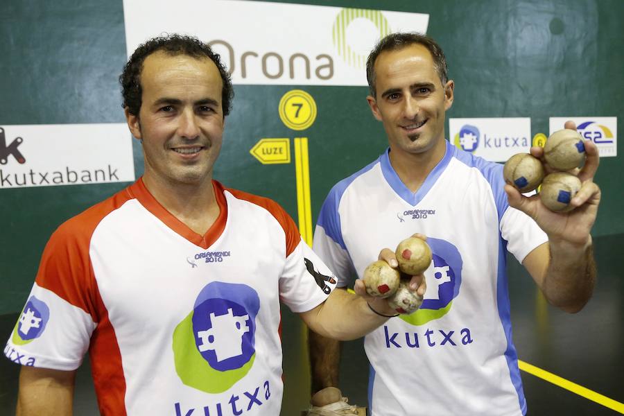 2012.- Elección de material para el partido correspondiente al Campeonato individual de Remonte Gran Premio Kutxa, entre los pelotaris Koteto Ezkurra y Patxi Zeberio. 