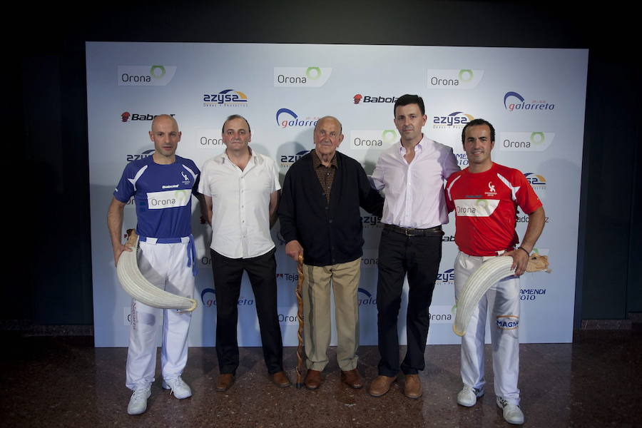 2010.- Reinauguración del frontón Galarreta. Posan los remontistas Iñaki Lizaso y Koteto Ezkurra flanqueando a Kike Elizalde, Jose Maria Salsamendi y Francis Sistiaga.