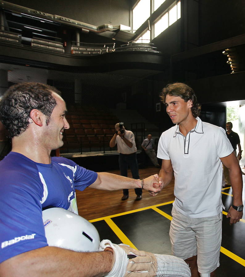 2010.- Durante su visita al frontón Galarreta de Hernani, el tenista Rafa Nadal saluda a Koteto Ezkurra, Zeberio II, Gaztelu y Agerre.