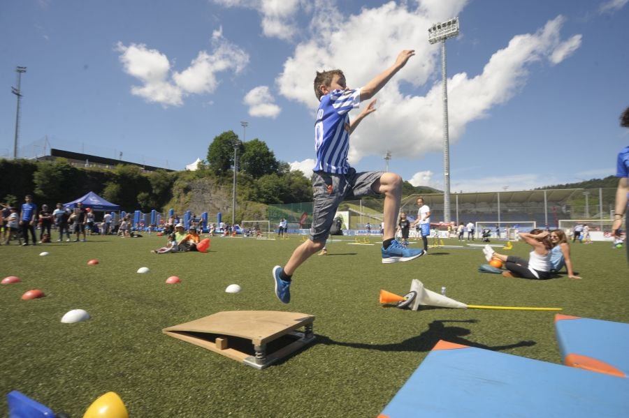 La Fundación de la Real Sociedad celebra su día en Zubieta. Cientos de familias han acudido al evento para celebrarlo.