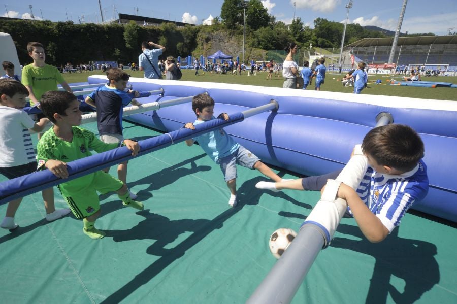 La Fundación de la Real Sociedad celebra su día en Zubieta. Cientos de familias han acudido al evento para celebrarlo.