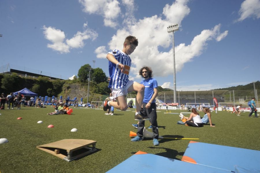 La Fundación de la Real Sociedad celebra su día en Zubieta. Cientos de familias han acudido al evento para celebrarlo.