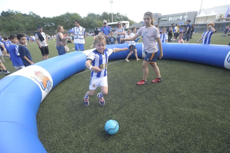 La Fundación de la Real Sociedad celebra su día en Zubieta. Cientos de familias han acudido al evento para celebrarlo.