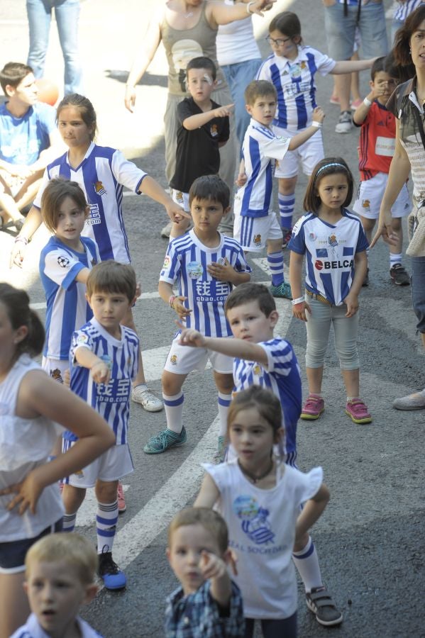 La Fundación de la Real Sociedad celebra su día en Zubieta. Cientos de familias han acudido al evento para celebrarlo.