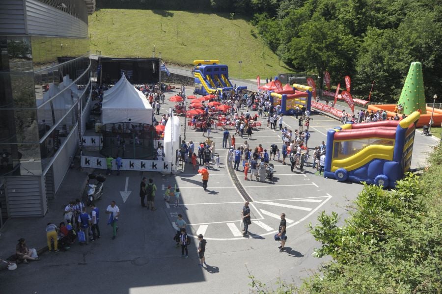 La Fundación de la Real Sociedad celebra su día en Zubieta. Cientos de familias han acudido al evento para celebrarlo.