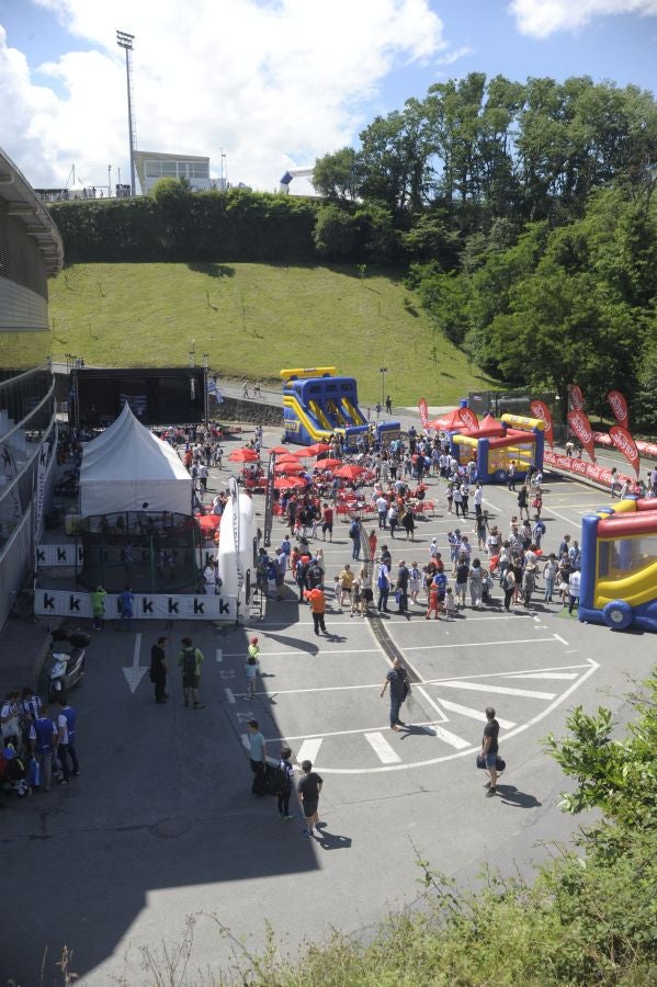 La Fundación de la Real Sociedad celebra su día en Zubieta. Cientos de familias han acudido al evento para celebrarlo.