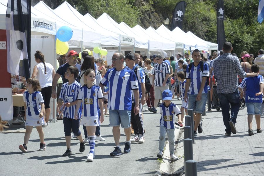 La Fundación de la Real Sociedad celebra su día en Zubieta. Cientos de familias han acudido al evento para celebrarlo.