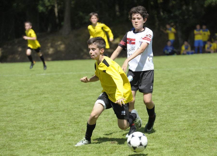 La Fundación de la Real Sociedad celebra su día en Zubieta. Cientos de familias han acudido al evento para celebrarlo.