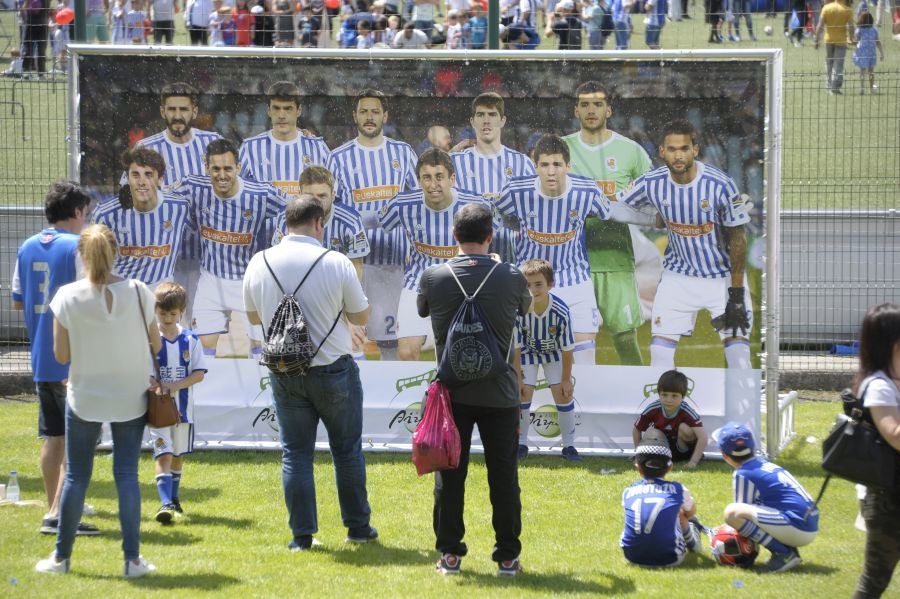 La Fundación de la Real Sociedad celebra su día en Zubieta. Cientos de familias han acudido al evento para celebrarlo.