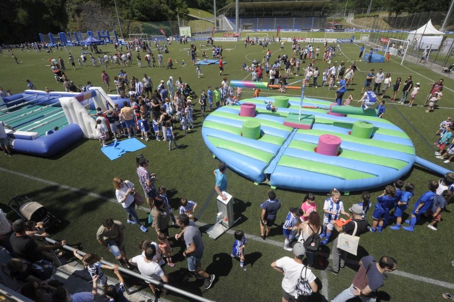 La Fundación de la Real Sociedad celebra su día en Zubieta. Cientos de familias han acudido al evento para celebrarlo.