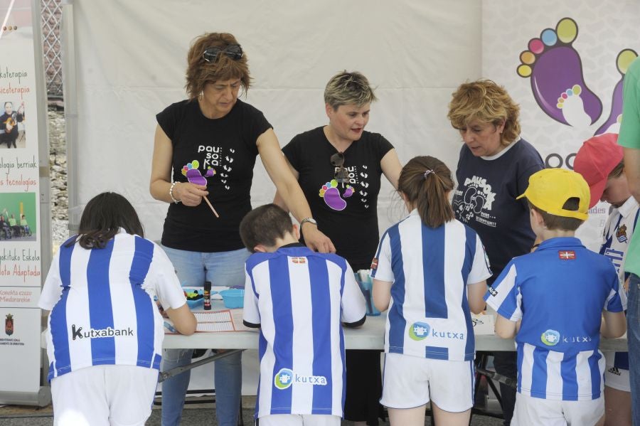 La Fundación de la Real Sociedad celebra su día en Zubieta. Cientos de familias han acudido al evento para celebrarlo.