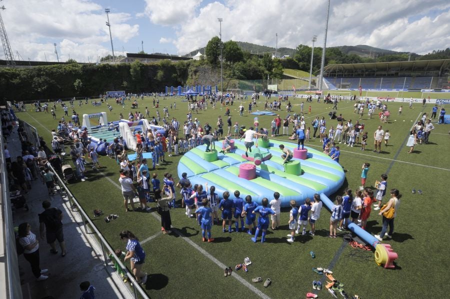 La Fundación de la Real Sociedad celebra su día en Zubieta. Cientos de familias han acudido al evento para celebrarlo.