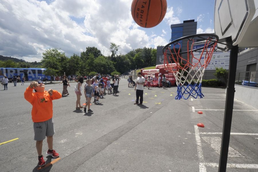 La Fundación de la Real Sociedad celebra su día en Zubieta. Cientos de familias han acudido al evento para celebrarlo.