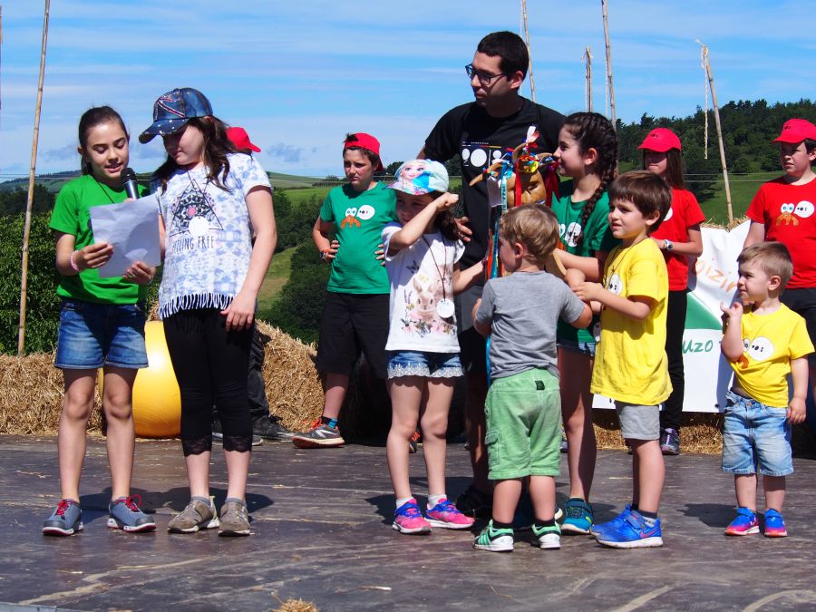 La fiesta de las Eskola Txikiak se ha celebrado en Oikina, Zumaia. Un añio más, el acto ha reunido a las 26 esculeas infantiles de Gipuzkoa.