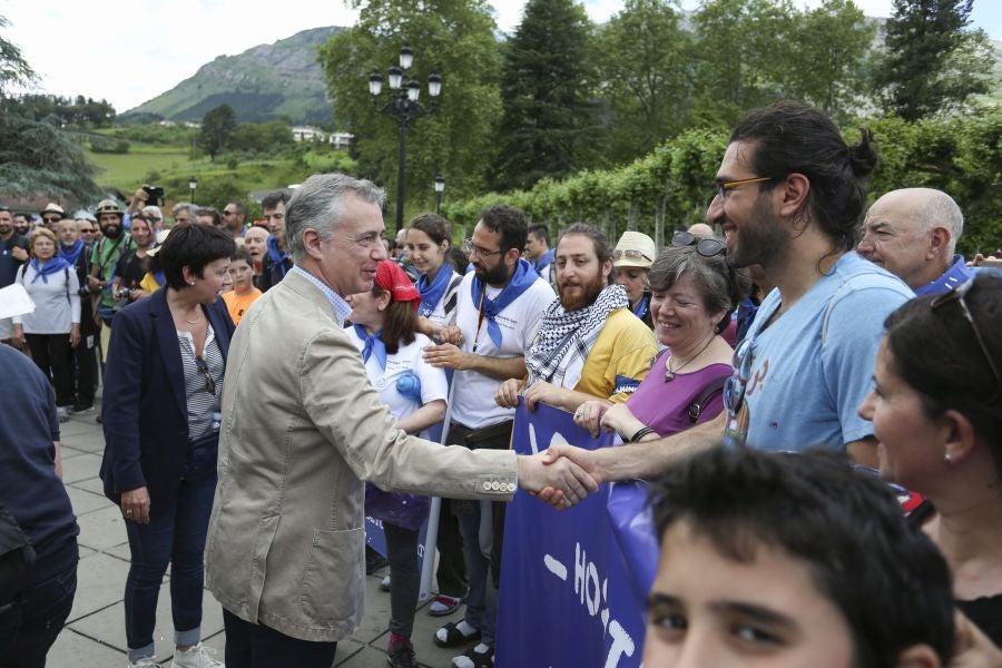 Refugiados gipuzkoanos han marchado desde Aizpurutxo hasta el Santuario de Loyola, en Azpeitia.