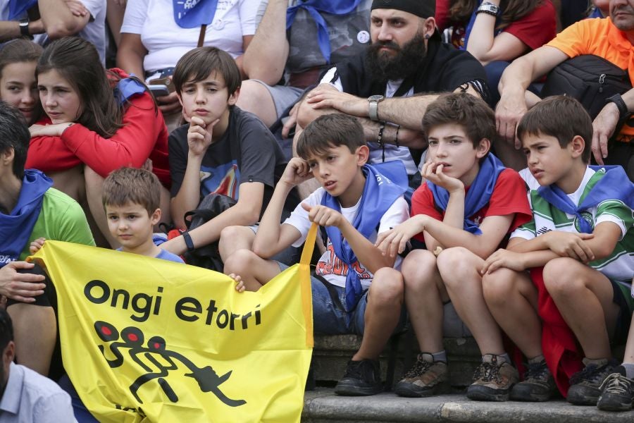 Refugiados gipuzkoanos han marchado desde Aizpurutxo hasta el Santuario de Loyola, en Azpeitia.