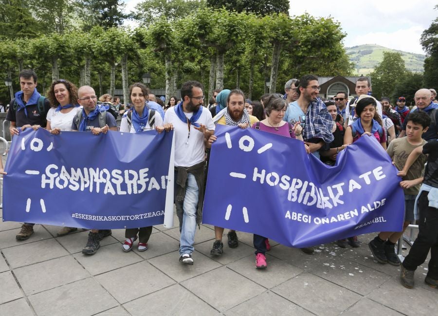 Refugiados gipuzkoanos han marchado desde Aizpurutxo hasta el Santuario de Loyola, en Azpeitia.