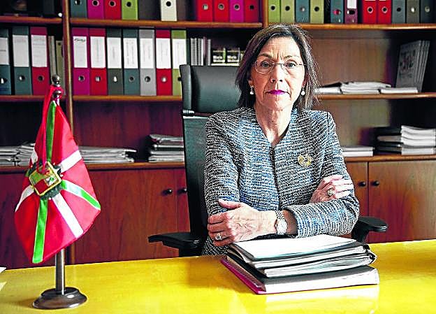 La directora general de Osakidetza, en un despacho de la dirección del Servicio Vasco de Salud de Gipuzkoa.