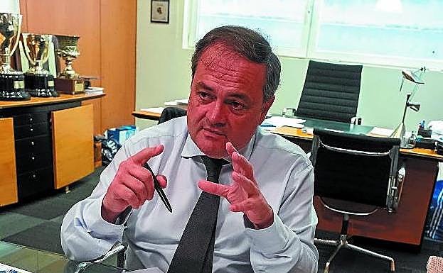 Aperribay extiende los planos de ocupación de socios de Anoeta en el despacho presidencial.