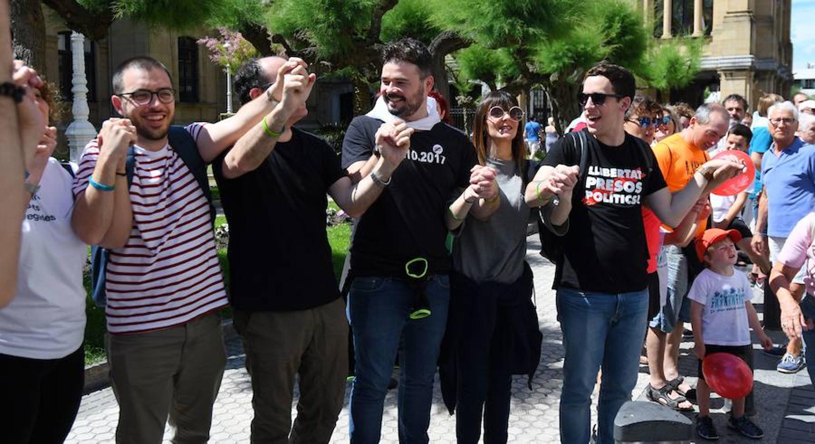 100.000 personas ha unido este mediodía Donostia, Bilbao y Gasteiz durante una jornada reivindicativa y festiva. El recorrido por el derecho a decidir, encabezado por el veterano tesorero de Gure Esku Dago, Paulo Muñoa, arrancaba en San Sebastián y, tras pasar por el centro de Bilbao, finalizaba en el Parlamento Vasco.