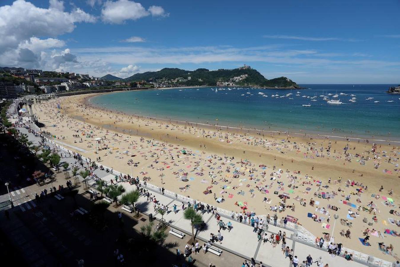 100.000 personas ha unido este mediodía Donostia, Bilbao y Gasteiz durante una jornada reivindicativa y festiva. El recorrido por el derecho a decidir, encabezado por el veterano tesorero de Gure Esku Dago, Paulo Muñoa, arrancaba en San Sebastián y, tras pasar por el centro de Bilbao, finalizaba en el Parlamento Vasco.