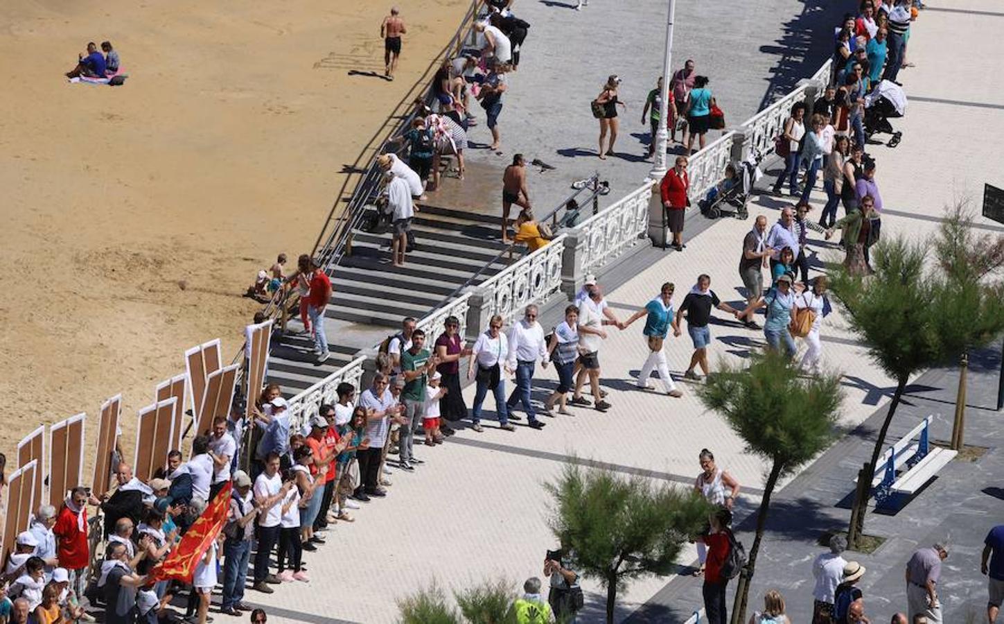 100.000 personas ha unido este mediodía Donostia, Bilbao y Gasteiz durante una jornada reivindicativa y festiva. El recorrido por el derecho a decidir, encabezado por el veterano tesorero de Gure Esku Dago, Paulo Muñoa, arrancaba en San Sebastián y, tras pasar por el centro de Bilbao, finalizaba en el Parlamento Vasco.