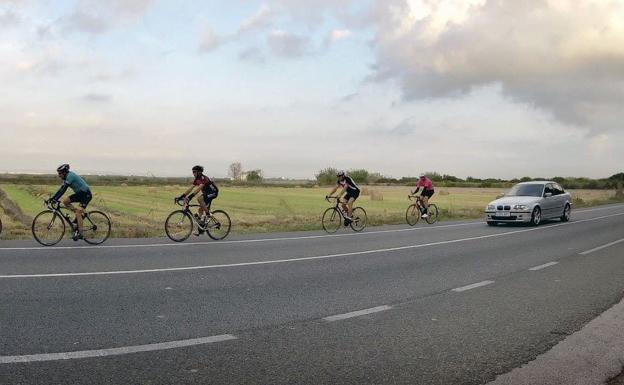 Un grupo de ciclistas.