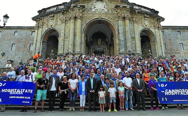 Foto de familia en las escalinatas de la Basílica de San Ignacio de Loiola, con el lehendakari en primera fila. 