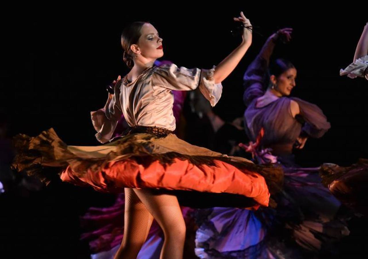 -El Ballet Nacional de Perú se presenta con la obra Puper Bend, durante el Festival Internacional de Ballet de Cali. 