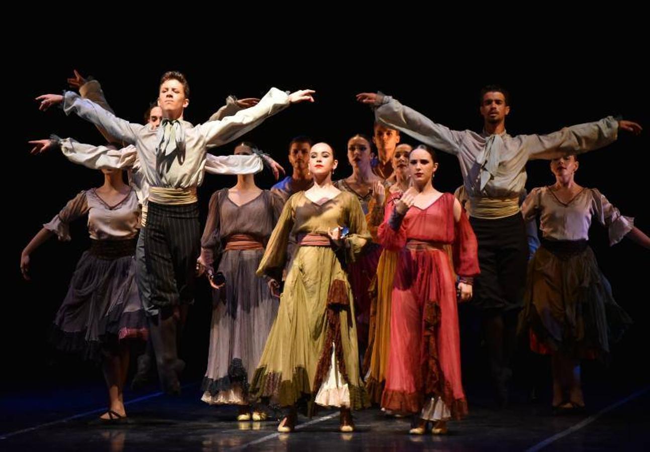 -El Ballet Nacional de Perú se presenta con la obra Puper Bend, durante el Festival Internacional de Ballet de Cali. 