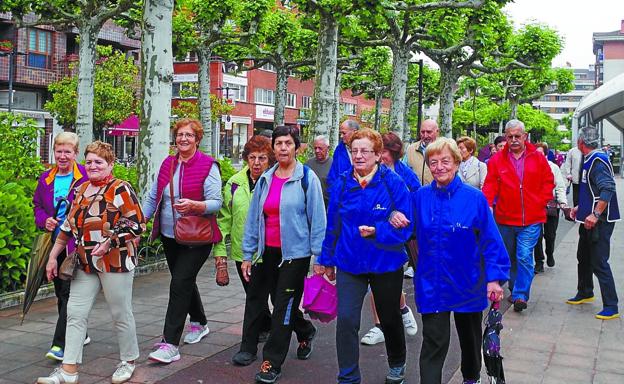 Pensionistas beasaindarras, que ostentan la pensión media más alta del territorio, este pasado jueves en uno de los paseos saludables que se organizan en el municipio.