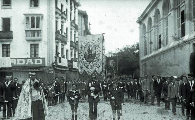 Esta fotografía de la procesión del Corpus es posterior, del año 1919. 