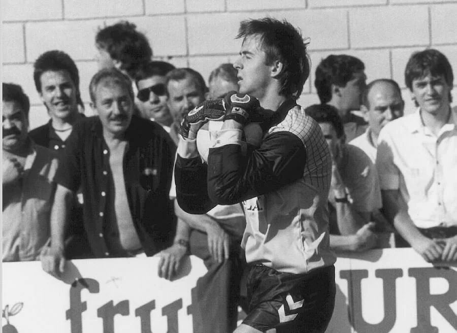Como portero del Real Madrid, aunque apenas jugaba, en 1991, sonaba como futuro defensor de la portería de la Real Sociedad, aunque finalmente no volvió al club en el que se formó y se marchó al Logroñés