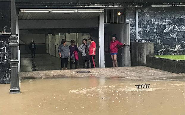 Galería. Las fuertes lluvias están provocando inundaciones en Irun