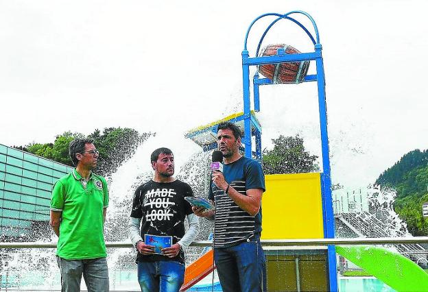 Patxi Amantegi, Cristian Fernández y Asier Martín presentaron la campaña de verano junto a la nueva torre acuática de la piscina.
