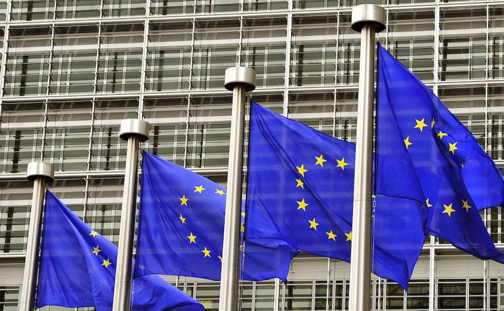 Banderas europeas en la sede principal de la Comisión Europea en Bruselas.